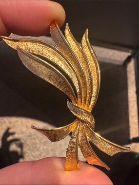Napier 0598 Signed Gold-tone Leaf Ribbon Brooch - Gold